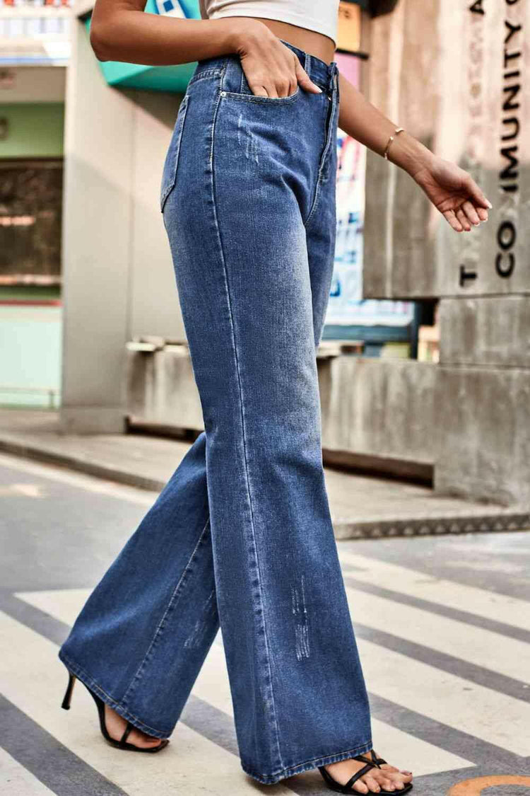 Buttoned Loose Fit Jeans with Pockets.